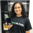 aprovada segurando medalha